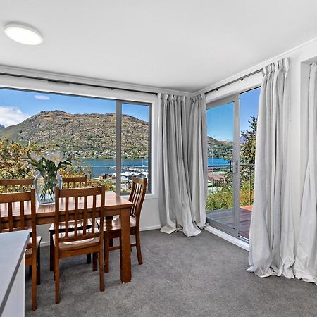 Lovely Marina Views And Sunny Balcony Куийнстаун Екстериор снимка